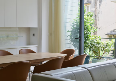 Hồi sinh ngôi nhà cổ 3 tầng mang phong cách hiện đại, tối giản