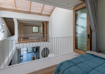 Nhà 1 trệt 1 lầu xinh xắn bên trong ấm áp dành cho mẹ tại xứ sở ngàn hoa